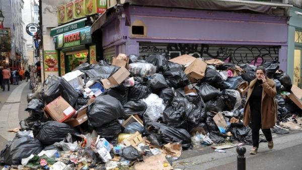 قمامة تملأ شوارع عاصمة الأنوار والعطور
