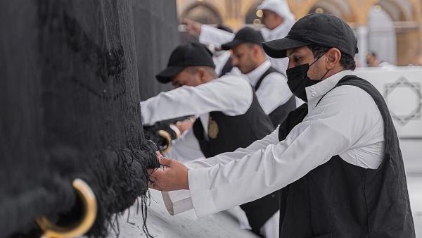 تم تفقد ثوب الكعبة وعمل صيانة دورية لها من خلال فريق عمل سعودي مختص