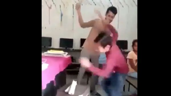 لقطة شاشة من تسجيل مصور لمعلم ينهال بالضرب على تلميذه