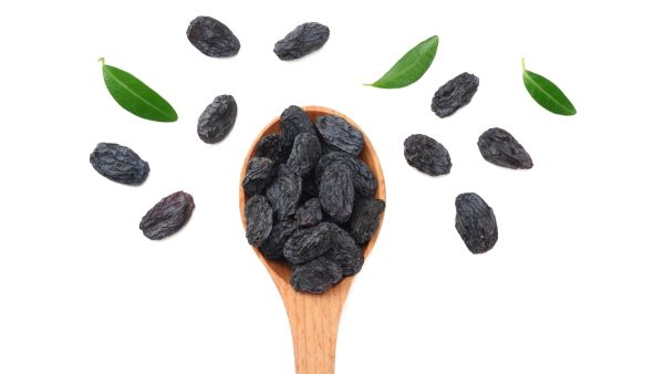 طبيب البوابة: 10 فوائد مذهلة لتناول الزبيب الأسود