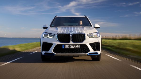 BMW iX5 Hydrogen pilot fleet arrives in the Middle East.