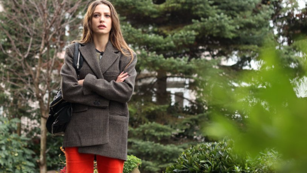 Serenay Sarıkaya sexy red Aile dress sold out