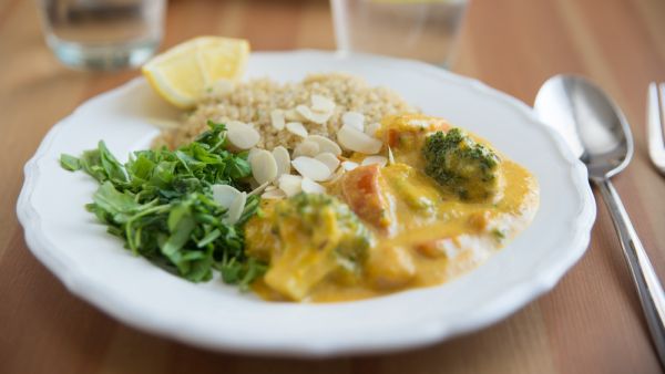 الدجاج بالكاري مع الكينوا والجزر