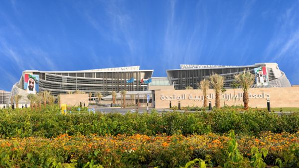 جامعة الإمارات تحتفل بتخريج الدفعة 42 من طلبتها   