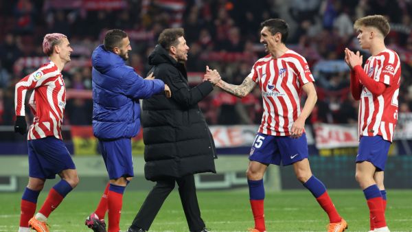 Atletico Madrid's Argentinian coach Diego Simeone celebrates victory with Atletico Madrid's Montenegrin defender Stefan Savic (C,R) and his players at the end of the Spanish League football match between Club Atletico de Madrid and Sevilla FC at the Wanda Metropolitano stadium in Madrid, on March 4, 2023. (Photo by Thomas COEX / AFP)