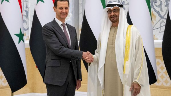 الرئيسان السوري بشار الأسد والإماراتي الشيخ محمد بن زايد آل نهيان (أ ف ب)