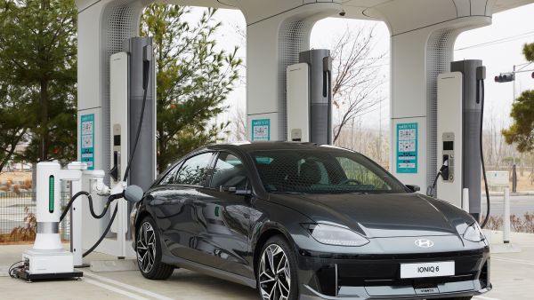 Hyundai Motor Group Shows Newly Developed Automatic Charging Robot for Electric Vehicles