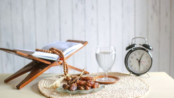 طريقة مبتكرة لتوزيع التمر على مائدة رمضان