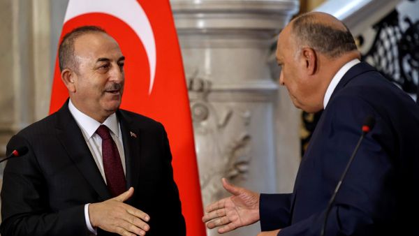 وزير الخارجية المصري، ونظيره التركي مولود تشاووش أوغلو في القاهرة (أ ف ب)