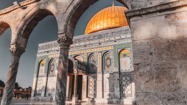 تدفق الاف الفلسطينيين الى رحاب المسجد الاقصى المبارك لصلاة التراويح في أولى ليالي رمضان