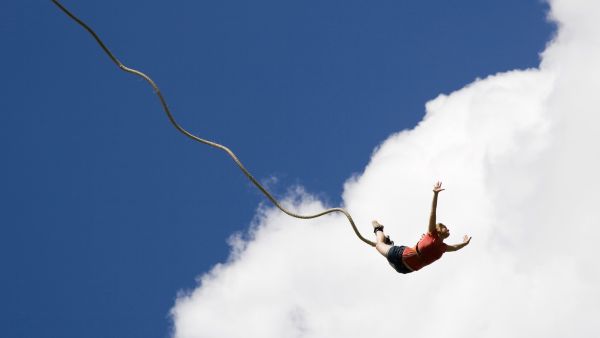 Rope snaps after Thailand tourist bungee jumps