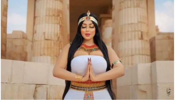 البلوغر والموديل سلمي الشيمي 25 عاما