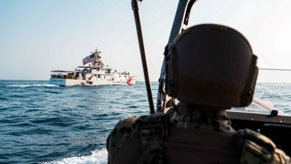 البحرية الإيرانية توجه إنذارا لغواصة أمريكية في مضيق هرمز