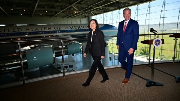 Defiant Taiwan president holds talks in US