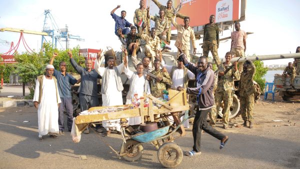 يهتفون لجنود الجيش السوداني الموالي لقائد الجيش عبد الفتاح البرهان