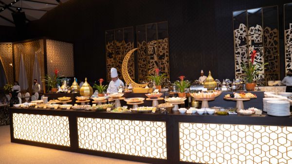 أجواء رائعة وخيارات طهي متميزة في واحدة من أكثر الوجهات الرمضانية تميزاً في الكويت فندق فورسيزونز الكويت يواصل احتفاله بشهر رمضان الكريم في خيمة جواهر