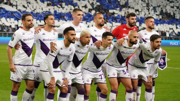 ACF Fiorentina's team poses for a team photo ahead the UEFA Europa Conference quarter final football match between Lech Poznan and ACF Fiorentina at the Poznan Stadium in Poznan, Poland, on April 13, 2023. (Photo by JANEK SKARZYNSKI / AFP)