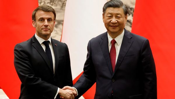الرئيس الصيني، شي جين بينغ، ونظيره الفرنسي إيمانويل ماكرون (أ ف ب)