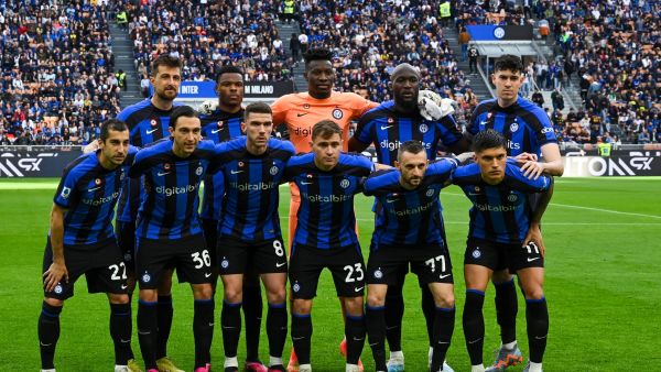 Inter Milan players pose for a team photo prior to the Italian Serie A football match between Inter and Fiorentina on April 1, 2023 at the Giuseppe-Meazza (San Siro) stadium in Milan. (Photo by GABRIEL BOUYS / AFP)