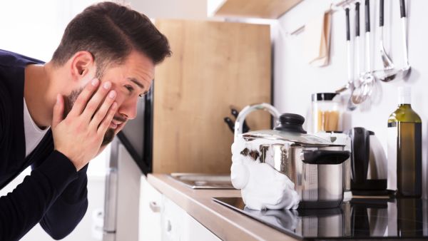 4 حيل ذكية لإصلاح الحليب المحروق