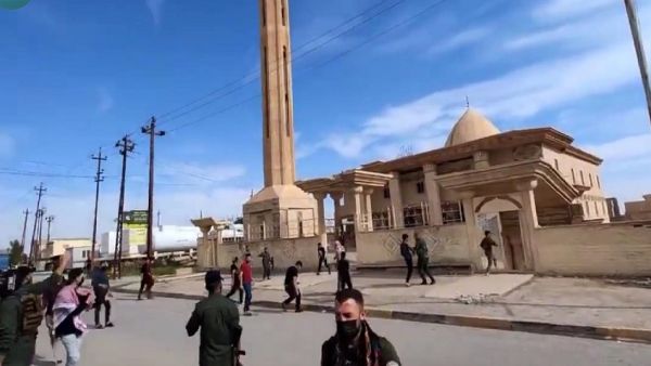 متظاهرون غاضبون يحرقون مسجدا في قضاء سنجار 