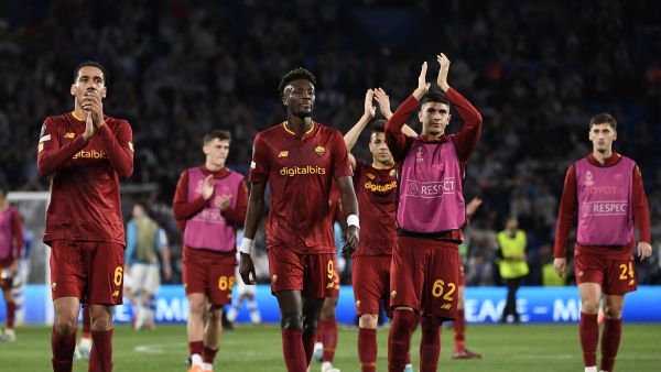 Roma's players applaud at the end of the UEFA Europa League last 16 second leg football match between Real Sociedad and AS Roma at the Reale Arena stadium in San Sebastian on March 16, 2023. (Photo by ANDER GILLENEA / AFP)