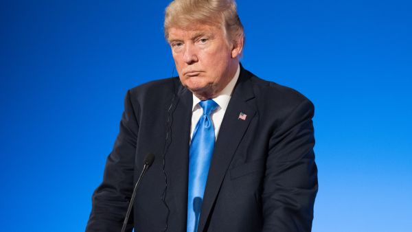 Man wears Trump mask, regulates New York traffic