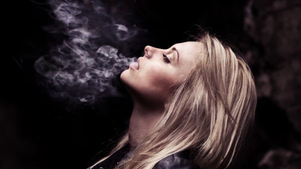 8 تفسيرات للحلم برؤية السجائر في الأحلام