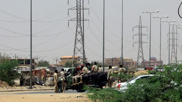 اشتباكات عنيفة بين قوات الدعم السريع والجيش السوداني في الخرطوم (أ ف ب)