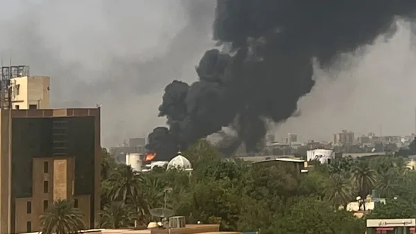 دخان يتصاعد من أحد مباني العاصمة الخرطوم جراء الإشتباكات بين قوات الدعم السريع والجيش السوداني (أ ف ب)