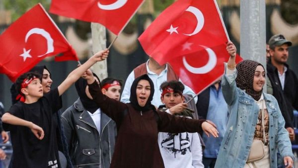احتفالات عارمة في تركيا بعد فوز أردوغان بالرئاسة