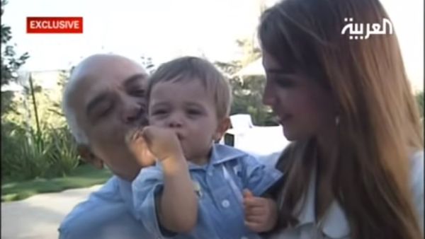 الامير حسين بين جدة الراحل ووالدته الملكة رانيا