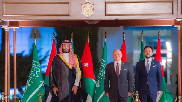 الملك عبد الله الثاني مستقبلاً الأمير محمد بن سلمان لدى وصوله إلى عمّان العام الماضي، وبدا ولي العهد الأردني (واس)