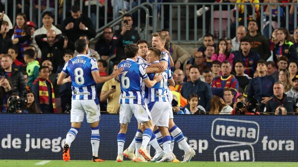 ريال سوسيداد ينتزع انتصاراً مهماً على حساب برشلونة (Photo by Lluis GENE / AFP)