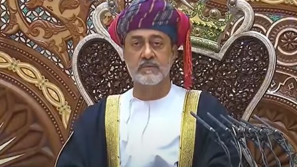 سلطان عمان الى إيران الأحد لبحث تعزيز التعاون بين البلدين