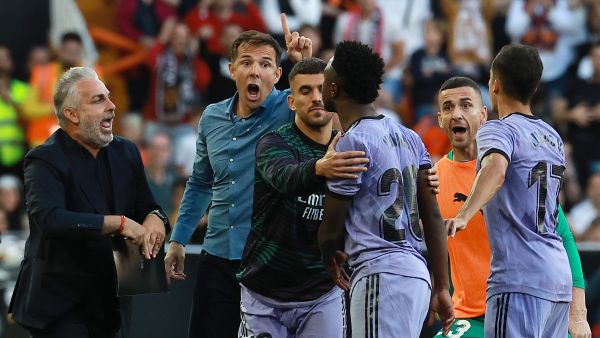 فينيسيوس يواجه مسؤولي فالنسيا بعد طرده (Photo by JOSE JORDAN / AFP / )