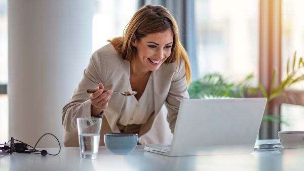 وجبات خفيفة تناولها خلال العمل في المكتب