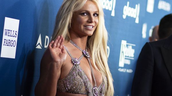 Britney Spears sleeps with knife under her pillow