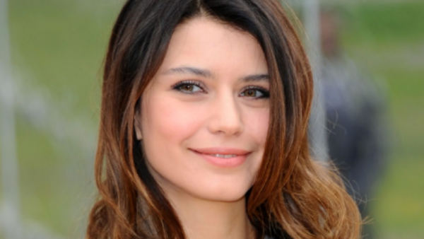 Beren Saat announces the release of 1st album