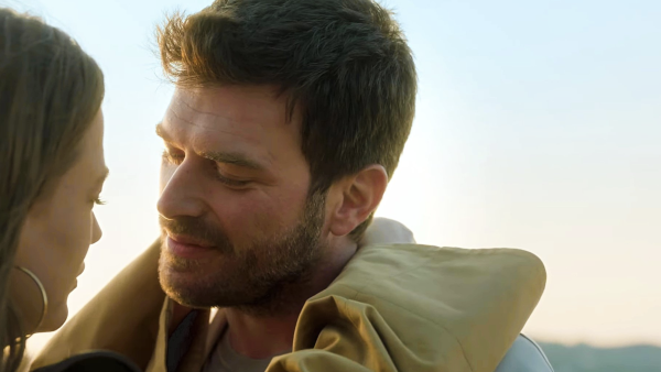 Kıvanç Tatlıtuğ celebrates ending of Aile