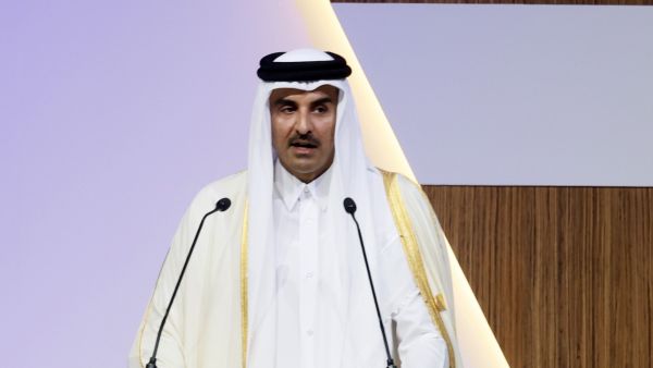 مصافحة بين امير قطر والاسد