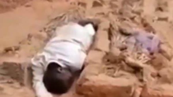 إسماعيل برابح  ينام بجانب قبر والدته