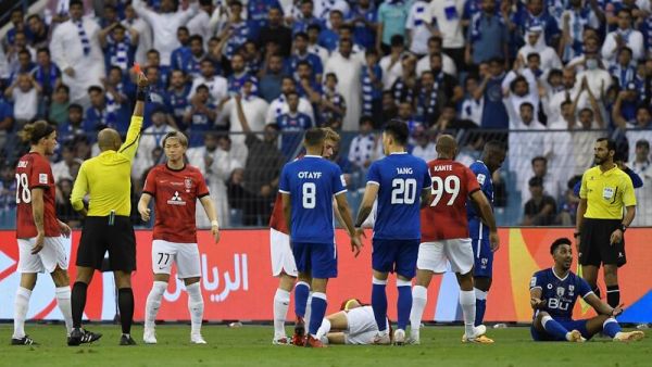 الهلال يخسر خدمات نجمه سالم الدوسري (يمين) في مواجهة العودة (المصدر: أ ف ب)