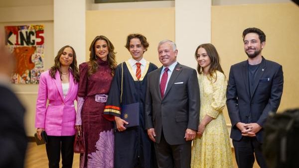 العائلة المالكة تشارك بحفل تخرج الأمير هاشم من مدرسة كينغز أكاديمي