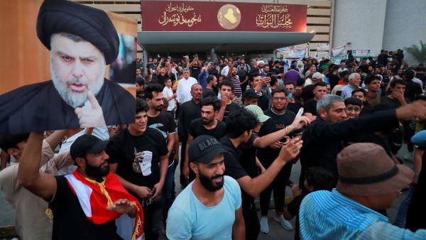 أنصار زعيم التيار الصدري في العراق، يحملون صور مقتدى الصدر