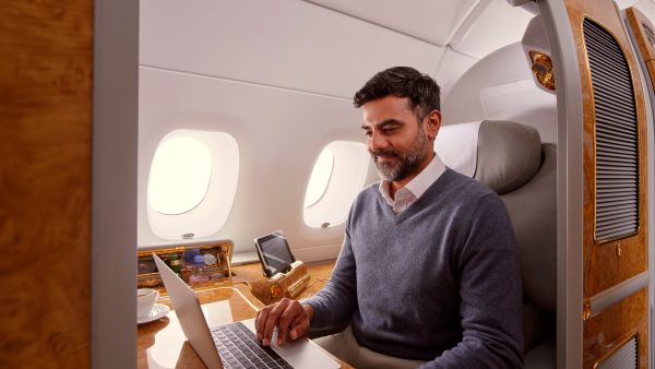 طيران الإمارات تقدم الإنترنت مجاناً لجميع الركاب أعضاء سكاي واردز