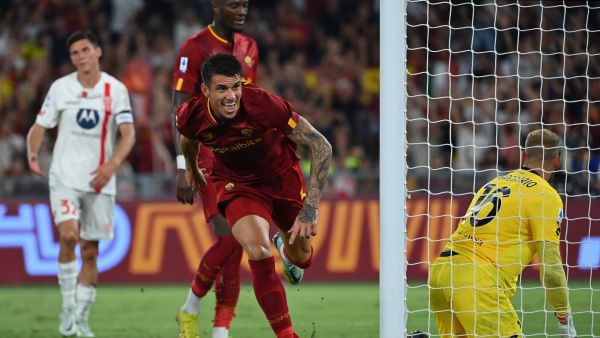 AS Roma's Brazilian defender Roger Ibanez celebrates after scoring during the Italian Serie A football match between AS Roma and Monza on August 30, 2022 at the Olympic stadium in Rome. (Photo by Alberto PIZZOLI / AFP)