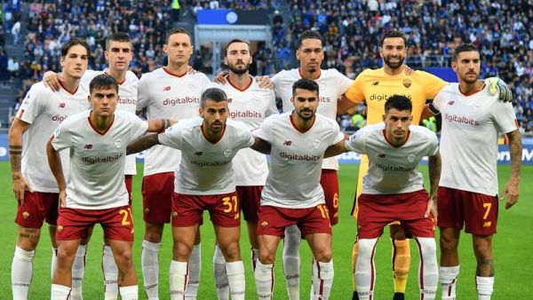 AS Roma's players pose for a team photo prior to the Italian Serie A football match between Inter and AS Roma on October 1, 2022 at the Giuseppe-Meazza (San Siro) stadium in Milan. (Photo by Isabella BONOTTO / AFP)