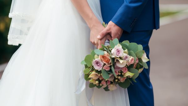 Turkish newlyweds cast voices in wedding clothes 