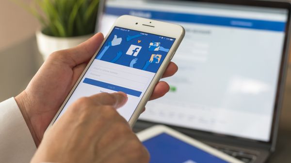 الفيس بوك يرسل طلبات صداقة عشوائية